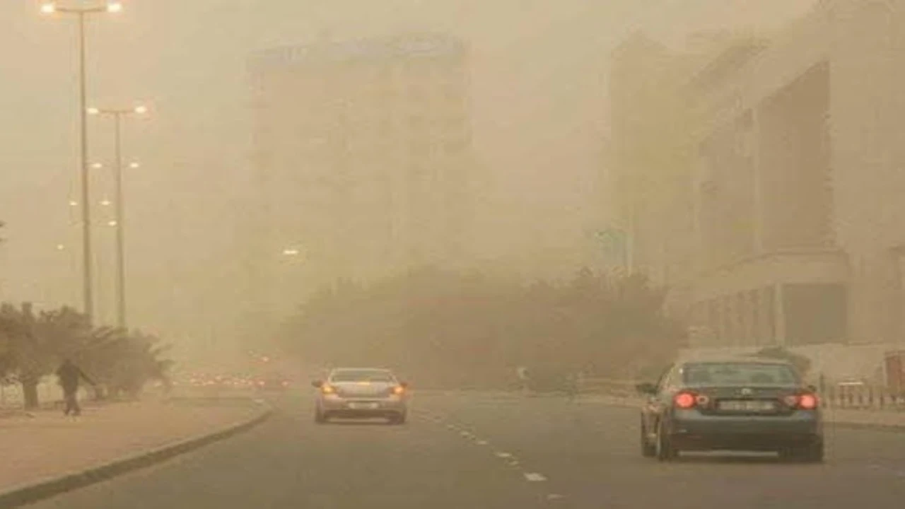 تدهور الرؤية الأفقية بسبب استمرار نشاط الرياح القوية والرمال المثارة في البلاد